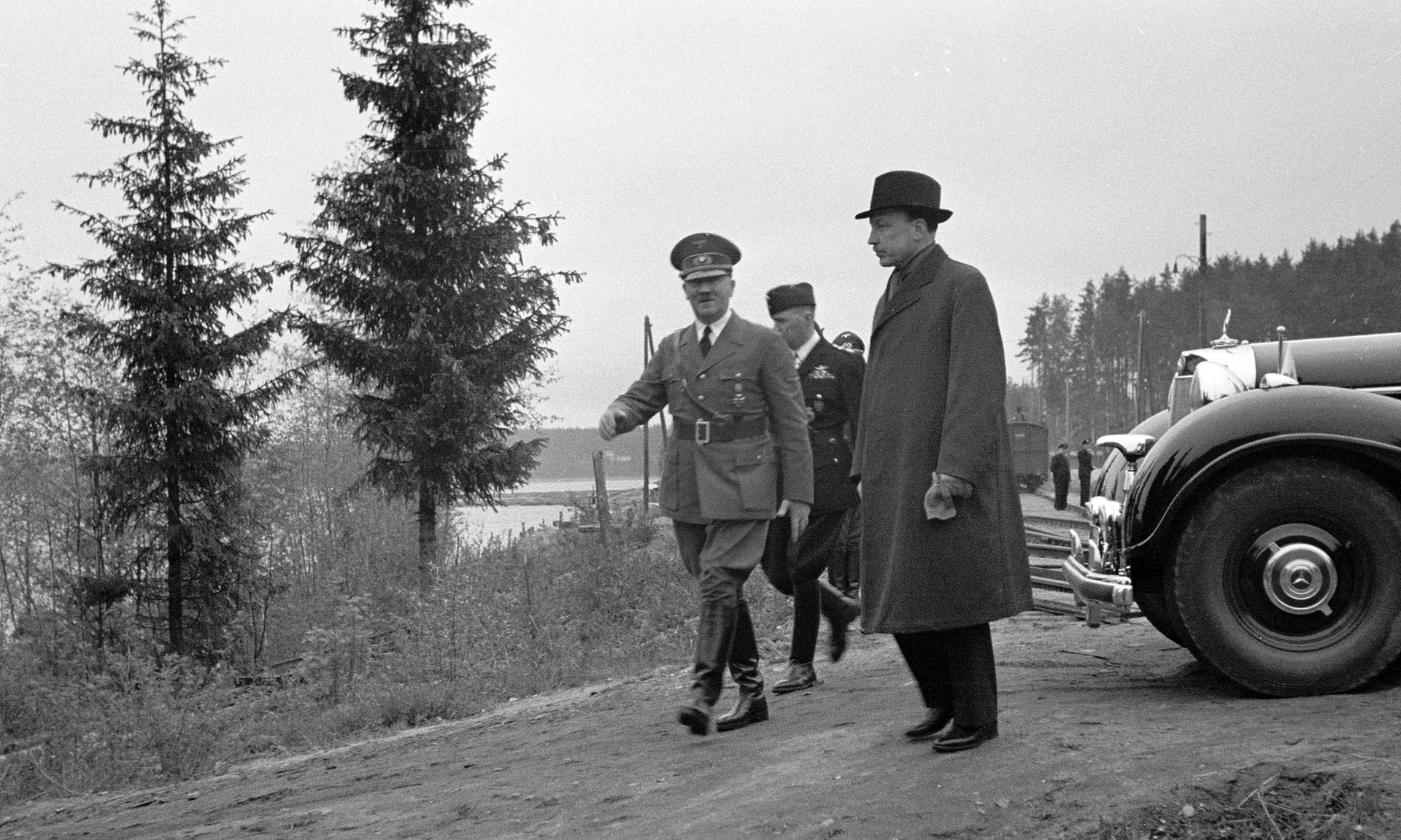 Adolf Hitler off for a stroll through the woods to get to Mannerheim's train 